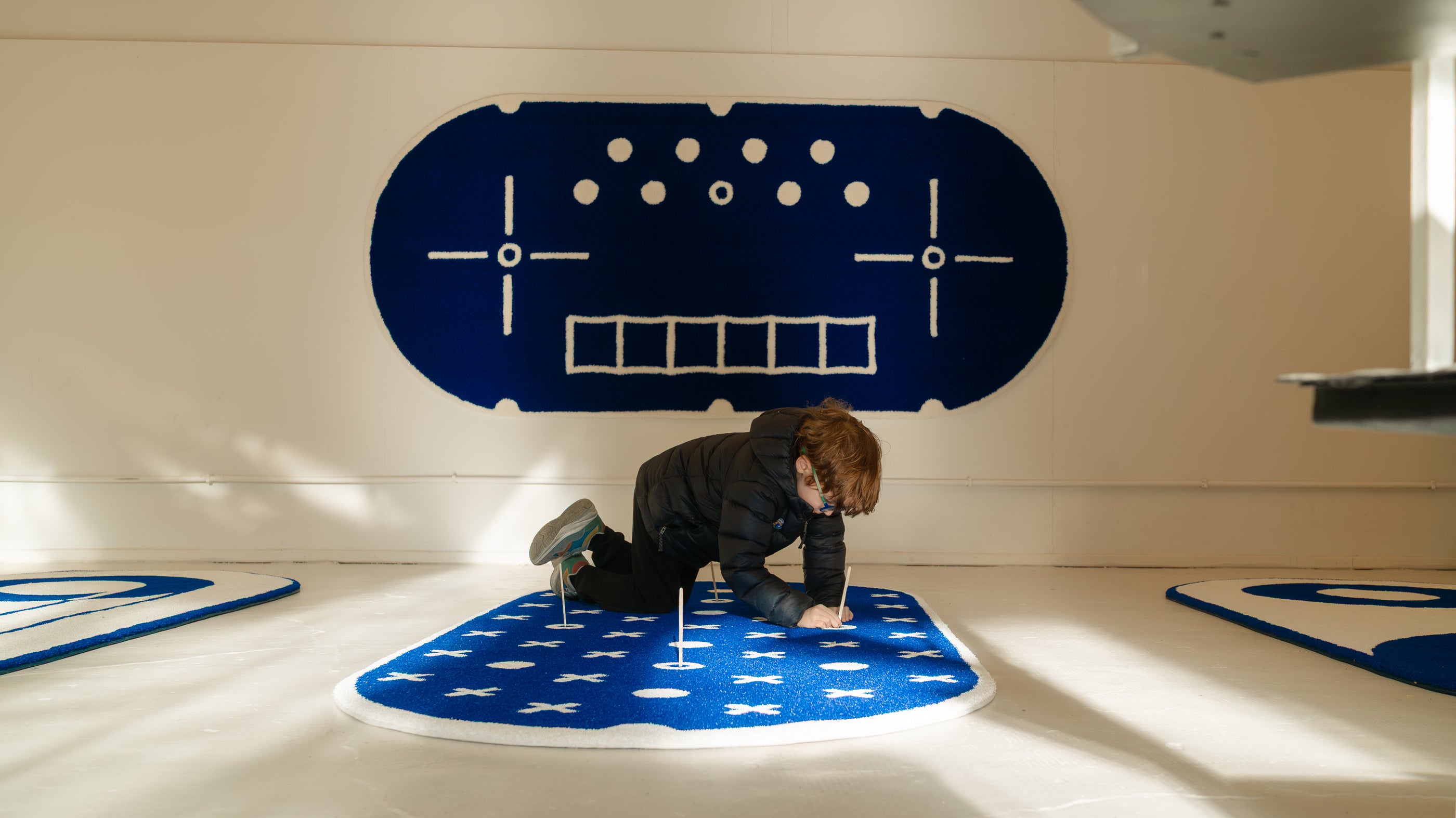 Pastillas at Atelier Normal - Robot on the wall, Constelaciones on the floor